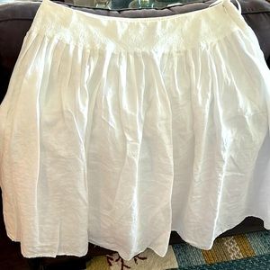 Ralph Lauren linen skirt with 100% cotton lining size 16. Cute fitting on hips.